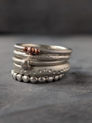 Stapelringe, Stapelringe, Stapelringe Verschiedene Stapelringe mit unterschiedlichen Mustern liegen übereinandergestapelt